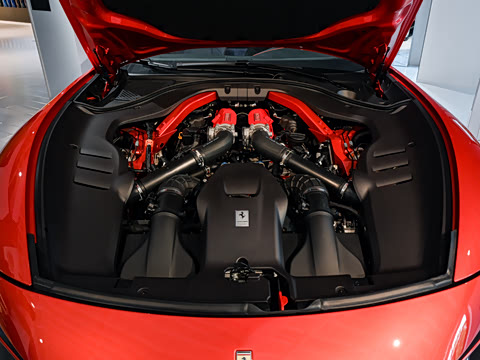 2026�� 3.9T V8 Spider