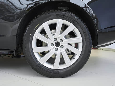 2026�� 3.0 L6 400PS SE�����