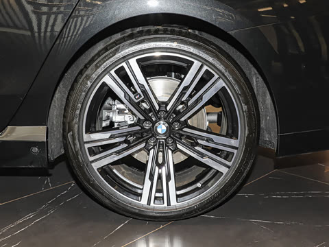 2026�� 740Li ������ M�˶���װ