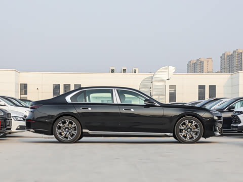2026�� �Ŀ� 735Li ������װ