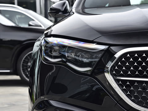 2026�� �Ŀ� E 300 �����˶���