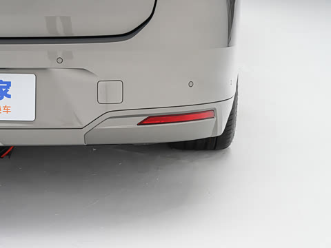 2027�� 740L �����