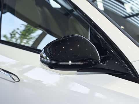 2025�� �Ŀ� E 300 �������˶���