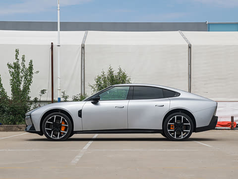 2025�� 820 Max