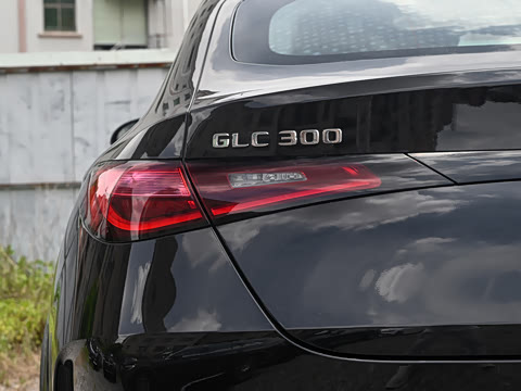 2026�� �Ŀ� GLC 300 4MATIC ����SUV