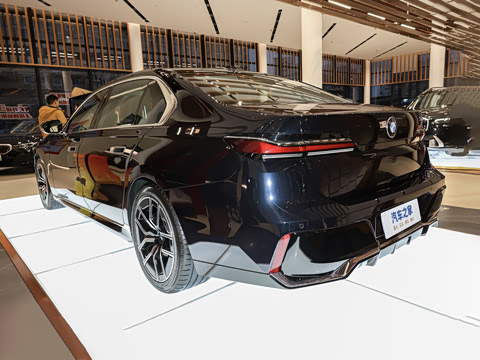 2026�� 735Li M�˶���װ