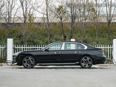 2026�� �Ŀ� 740Li ������ M�˶���װ