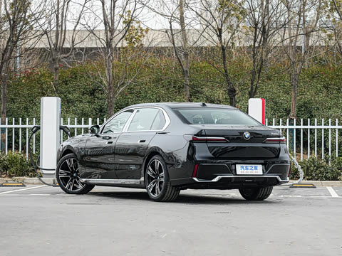 2026�� �Ŀ� 740Li ������ M�˶���װ