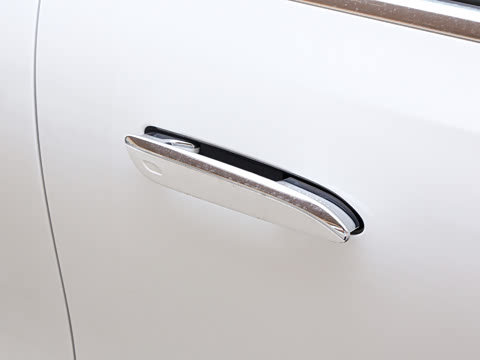 2026�� �Ŀ� E 300 L �����˶���