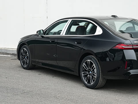 2026�� �Ŀ� 525Li M�˶���װ