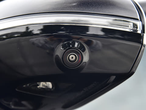 2026�� �Ŀ� E 300 �����˶���