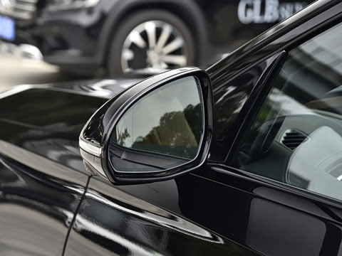 2026�� �Ŀ� E 300 �����˶���