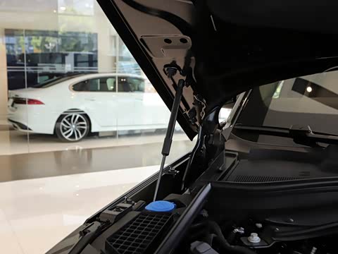 2026�� 3.0 L6 360PS SE�����