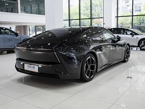2025�� 820 Max