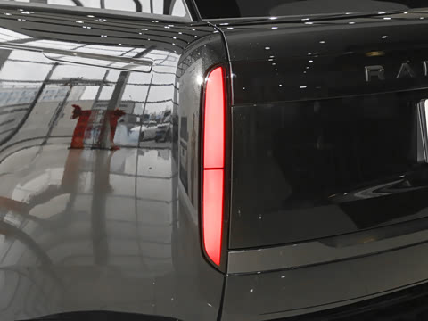 2026�� 3.0 L6 400PS SE�����