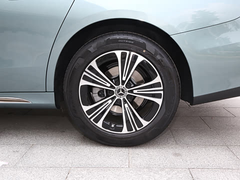 2025�� �Ŀ� E 260 L �˶���