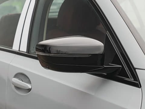 2026�� 330Li M�˶���ҹ��װ