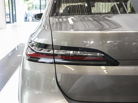 2026�� �Ŀ� 735Li M�˶���װ