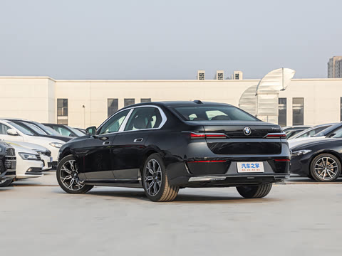 2026�� �Ŀ� 735Li ������װ