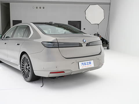 2027�� 740L �����