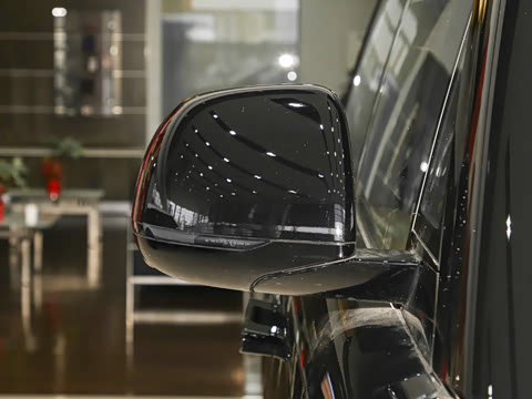 2026�� 3.0 L6 400PS SE�����