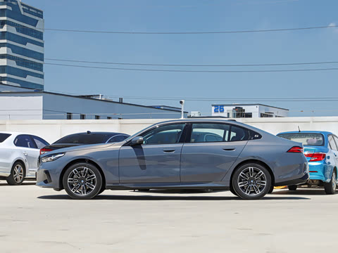 2026�� �Ŀ� 525Li M�˶���װ
