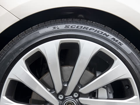 2026�� 3.0 L6 400PS SE�����