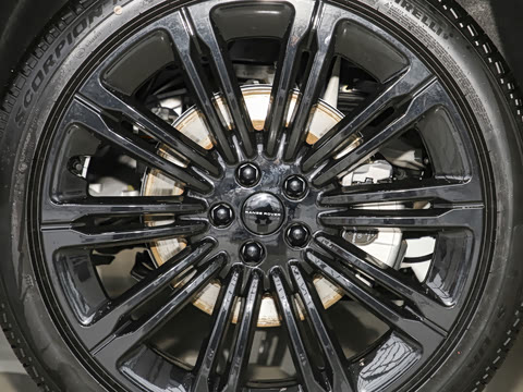 2026�� 3.0 L6 400PS SE�����