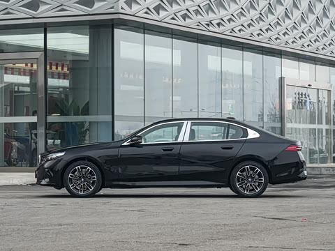 2026�� �Ŀ� 525Li M�˶���װ