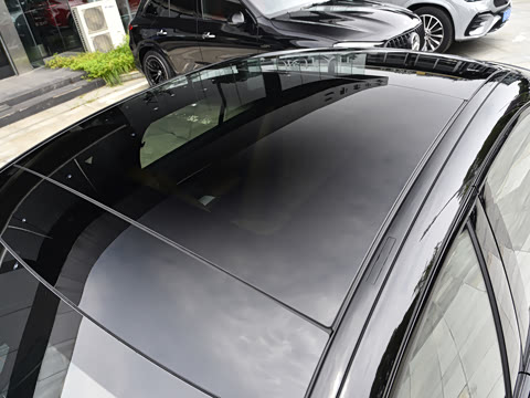 2026�� �Ŀ� E 300 �����˶���