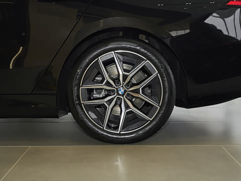 2026�� �Ŀ� eDrive 35L M�˶���װ