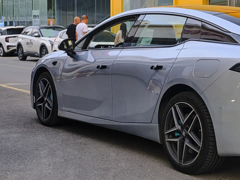 2025�� 710 Max��