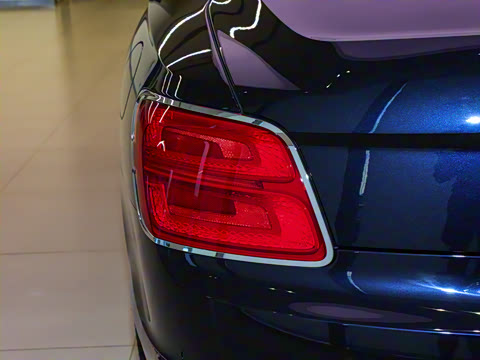 2026�� 4.0T V8 Mulliner