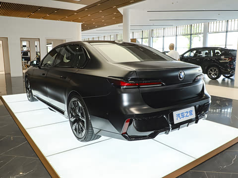 2026�� 740Li ��Ӱ��ذ� M���ܰ��˶���װ