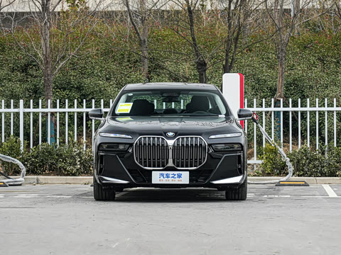 2026�� �Ŀ� 740Li ������ M�˶���װ