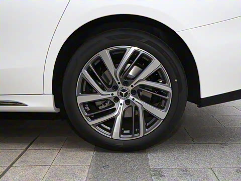 2025�� �Ŀ� E 300 L ʱ���˶���