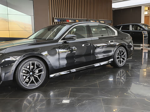 2026�� �Ŀ� 735Li M�˶���װ