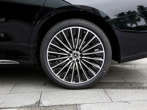 2026�� �Ŀ� E 300 L �����˶���