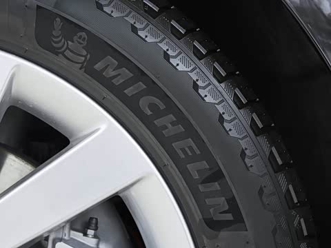 2026�� 3.0 L6 400PS SE�����