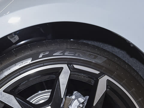 2026�� 225i M�˶���ҹ��װ