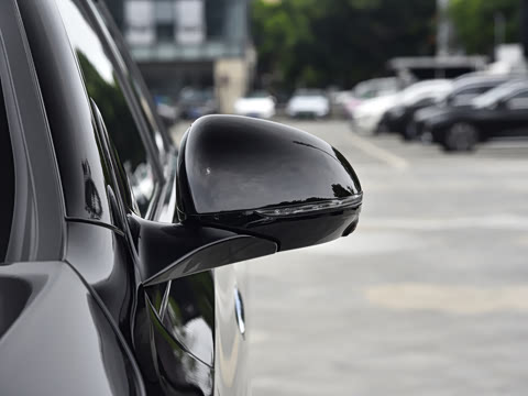 2026�� �Ŀ� E 300 �����˶���