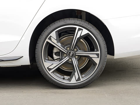 2026�� 200���������� 40 TFSI ���������� B&O ��ҹ��