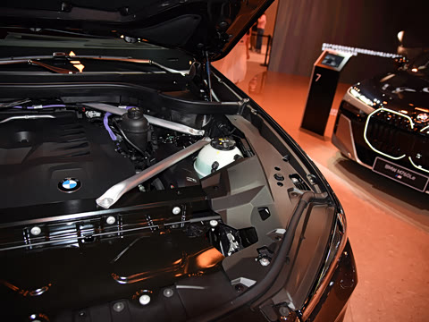 2025�� xDrive 40Li ������M�˶���ҹ��װ