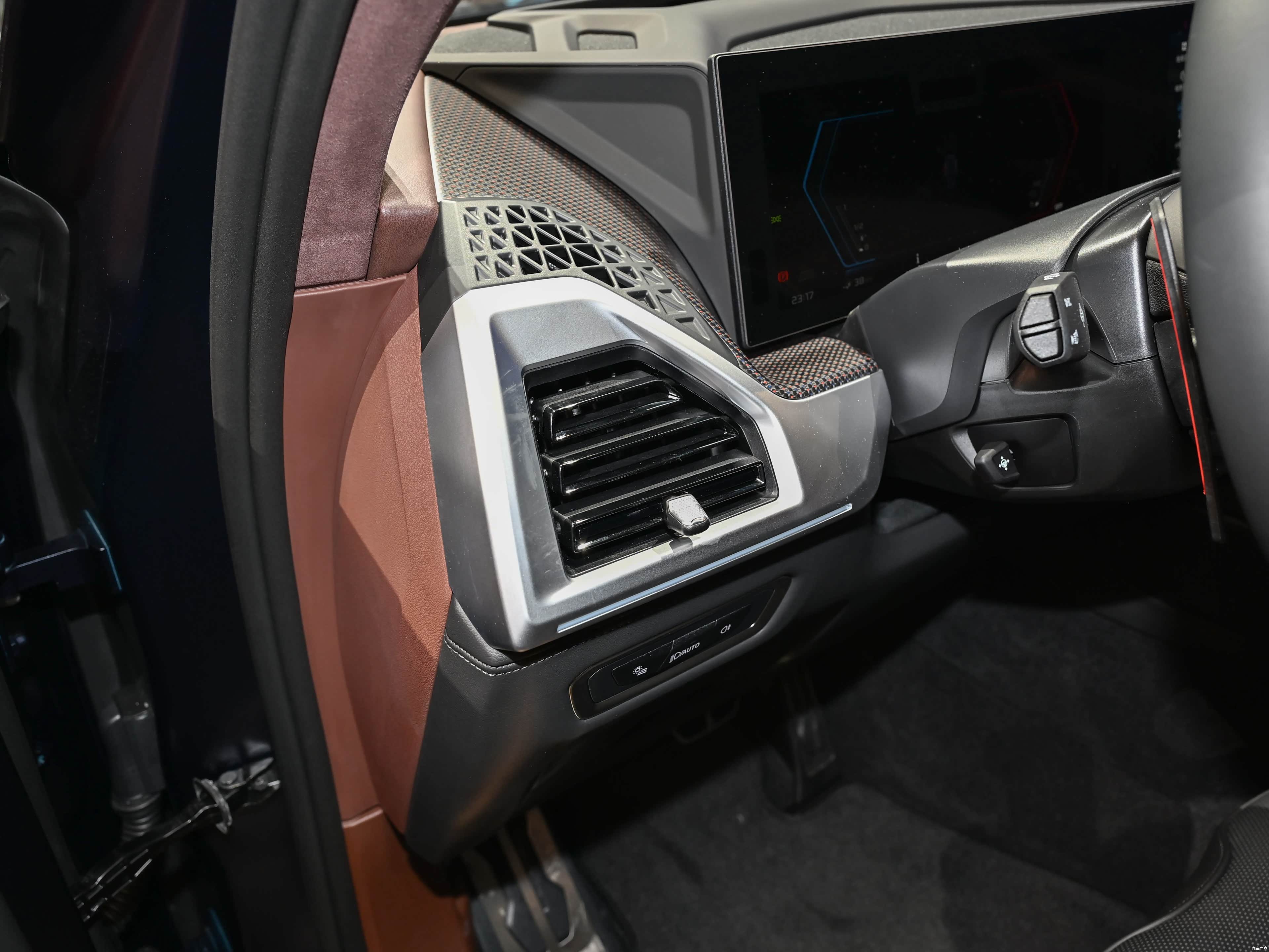 BMW XM, миниатюра 13
