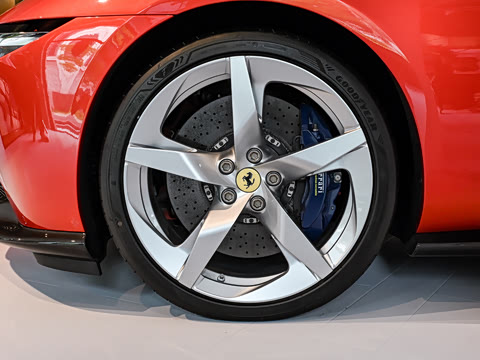 2026�� 3.9T V8 Spider