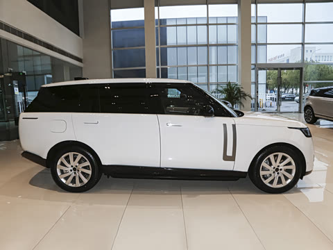 2026�� 3.0 L6 400PS SE�����