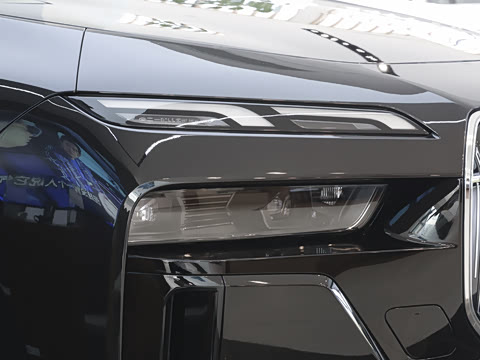 2026�� �Ŀ� 735Li M�˶���װ