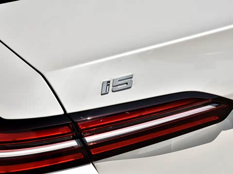 2026�� �Ŀ� eDrive 35L M�˶���װ