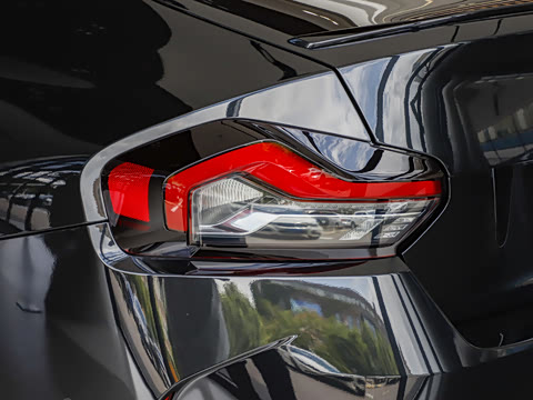 2026�� 225i M�˶���ҹ��װ