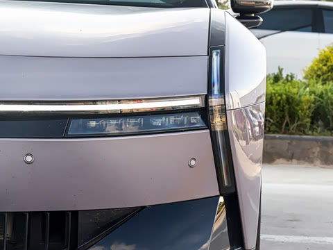 2025�� 750 ���� Max